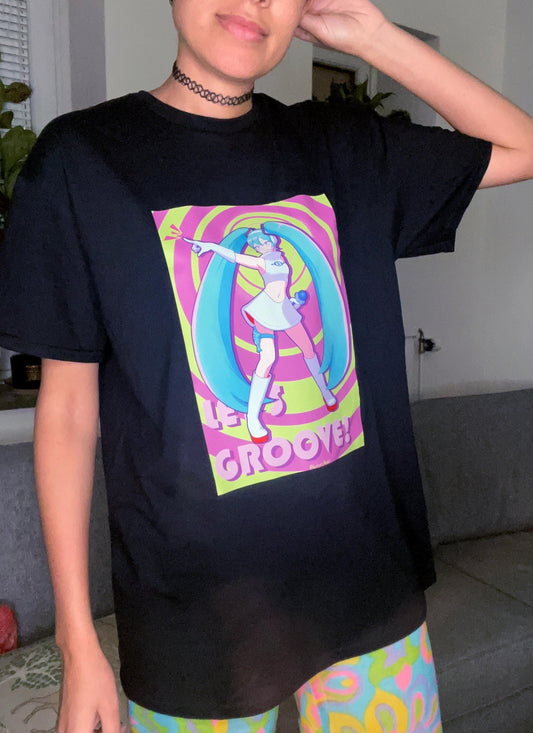 Black shirt in cotton of Hatsune Miku dressed as Ulala from the game Space Channel 5.